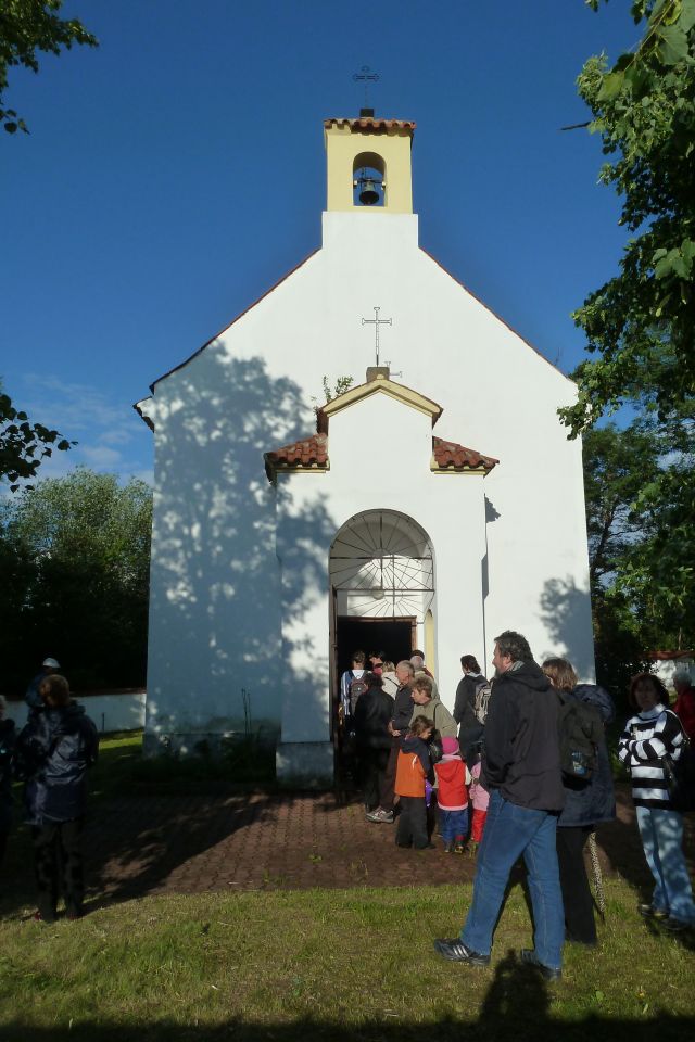 Lidé vcházející do kaple sv. Václava 