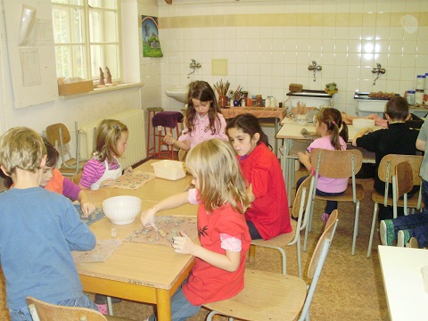 žáci v keramické dílně