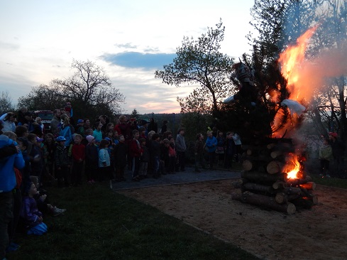 Suchdolské čarodějnice 2015, zapálení vatry